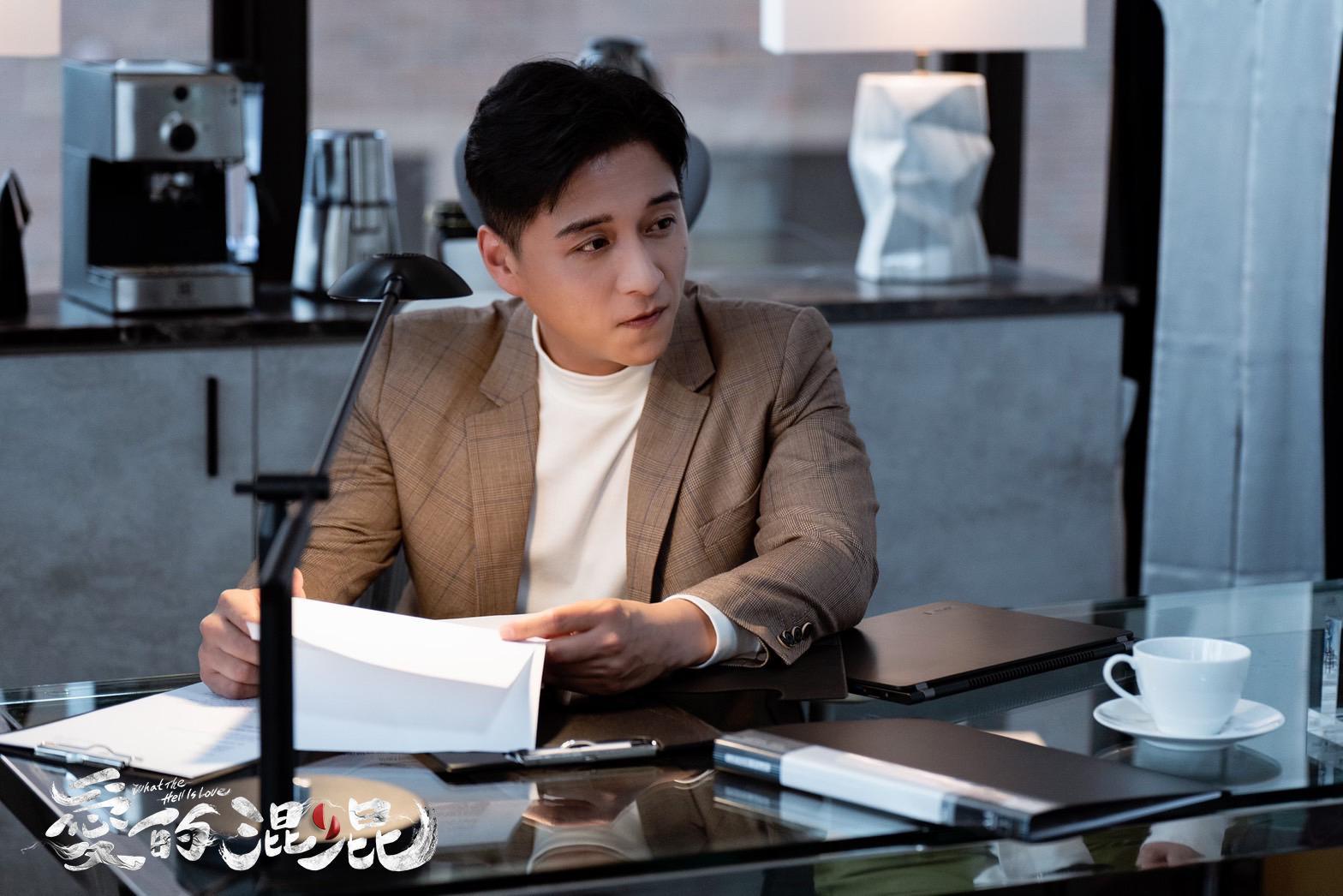 有別於《角頭》的兄弟形象，鄭人碩改扮文質彬彬律師，台詞多到他舌頭打結。（風起娛樂提供）