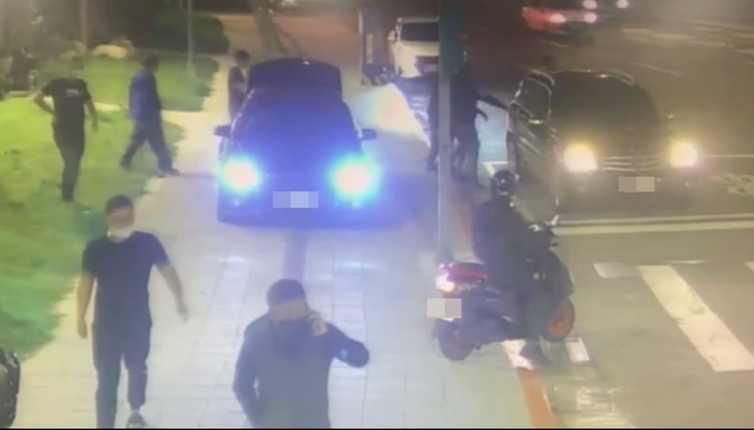 嫌犯將被害人強押上車。（翻攝畫面）