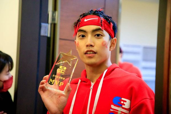徐謀俊終於拿下第一座MVP，讓他狀元心魔終於解套。（翻攝自徐謀俊Muji臉書）