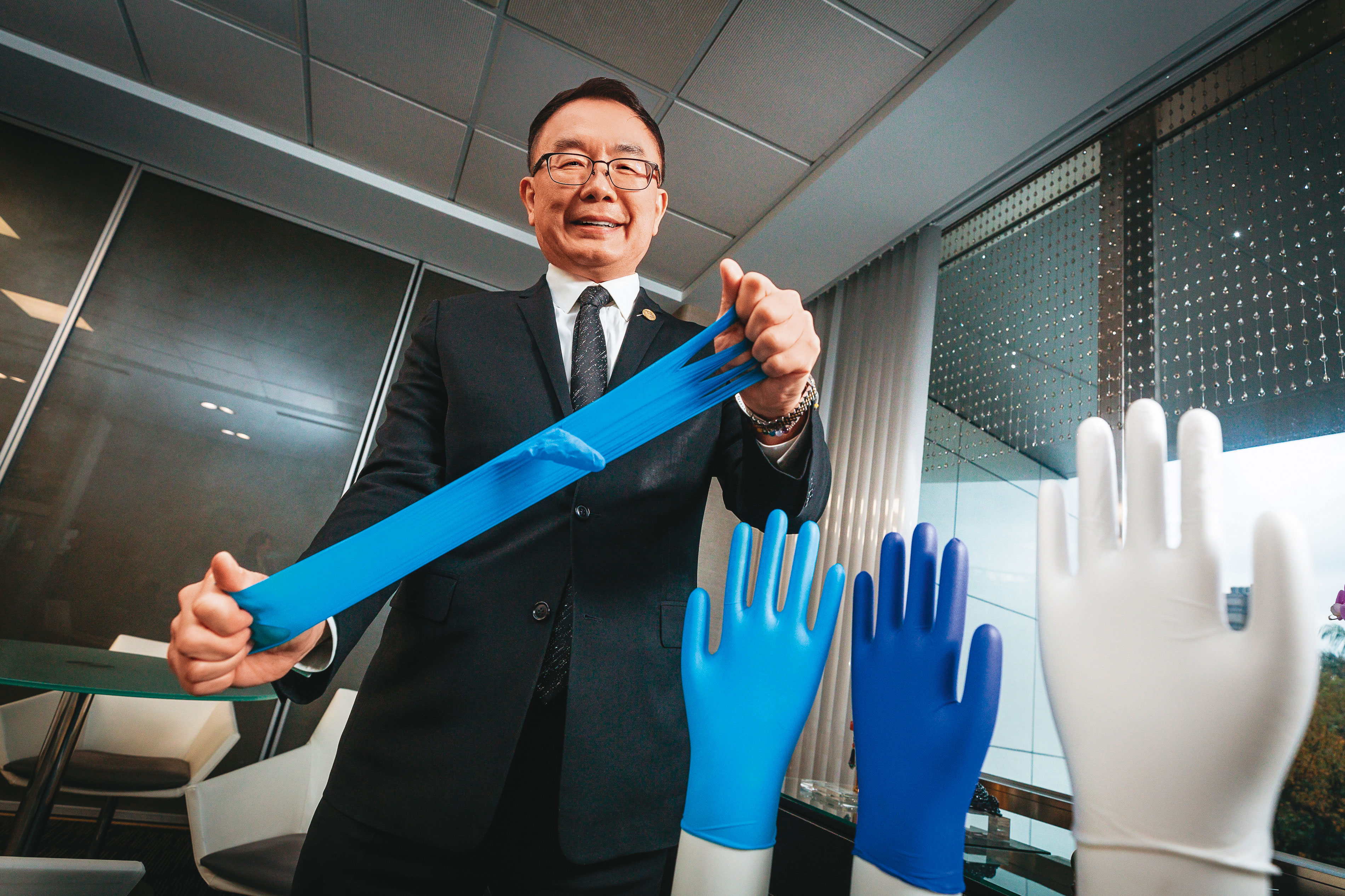 林國堂領軍的禾寶醫材集團是全球前5大PVC手套廠，每年生產逾170億支手套，去年營收突破150億元。