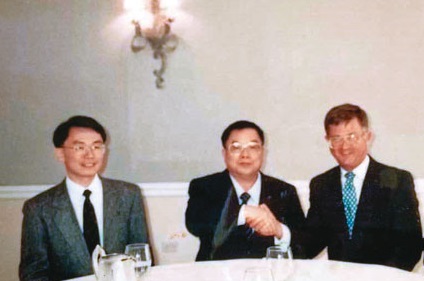 林維騰（中）有計畫地栽培長子林國堂（左）進入產業。圖為父子與美國醫療用品大客戶餐敘。（禾寶提供）