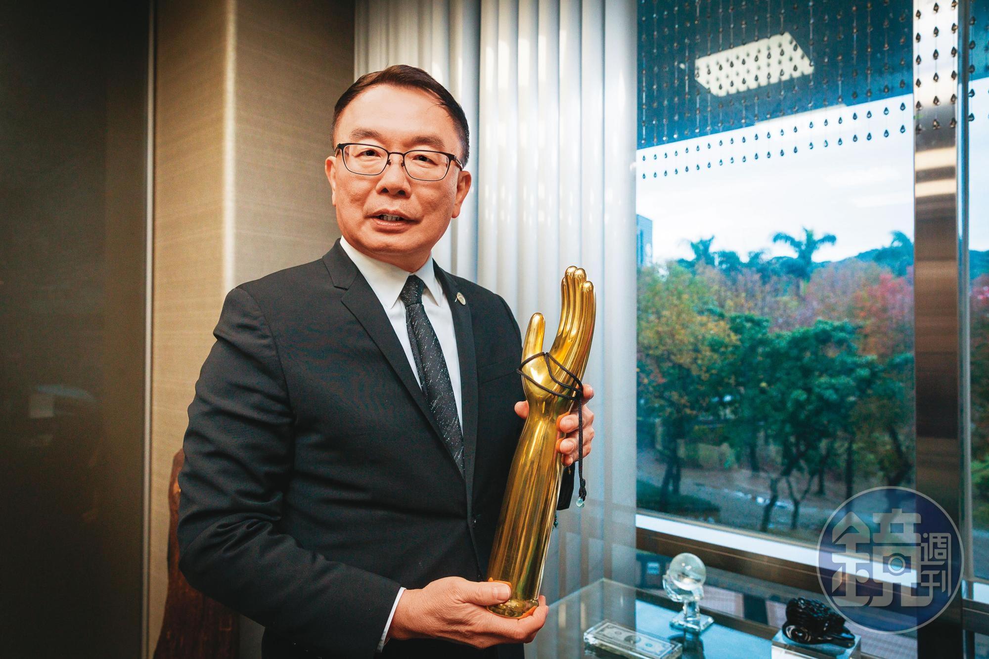 林國堂將父親時代留下的手模塗上金漆，配上母親為他求來的琥珀，象徵父母永遠的守護。