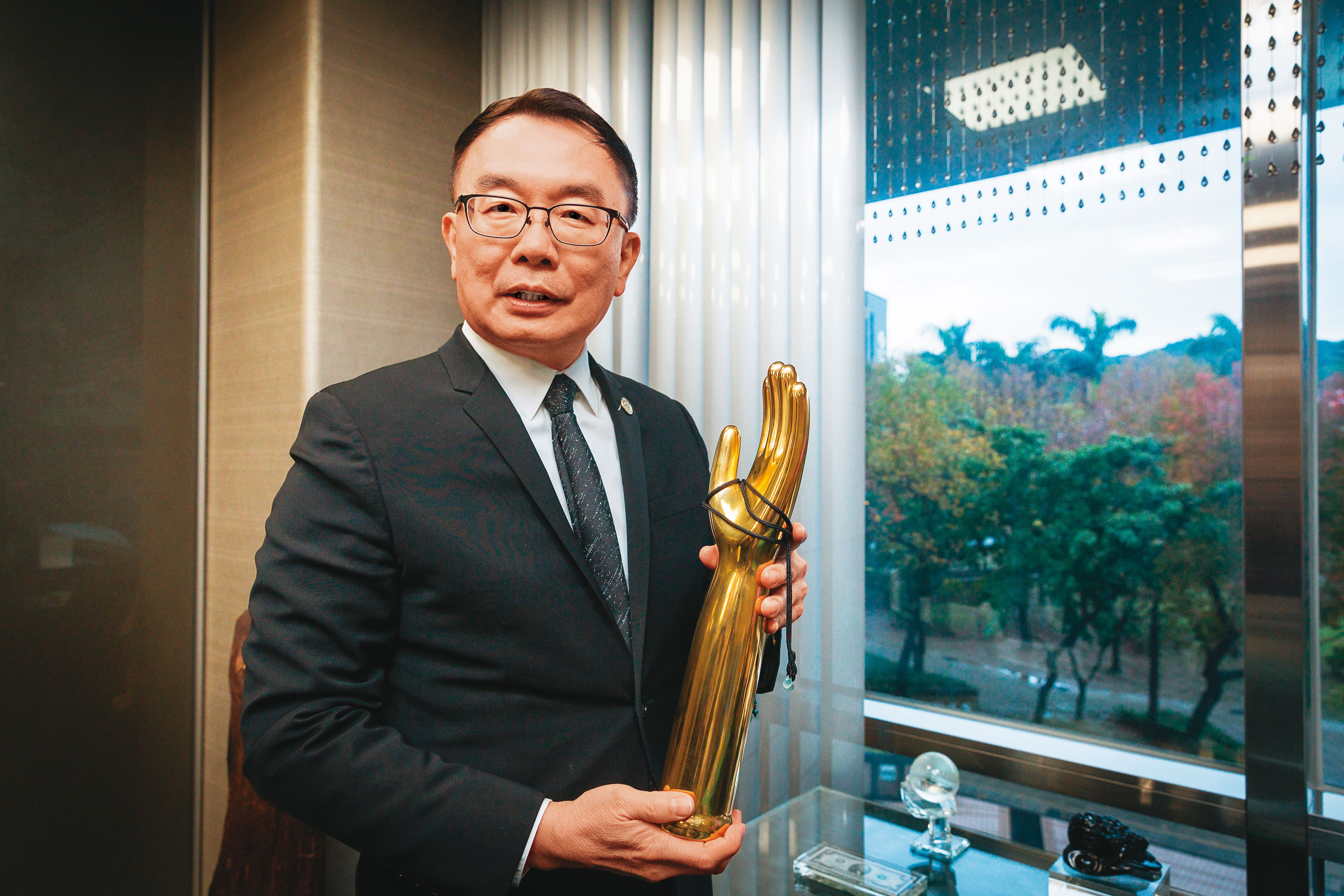 林國堂將父親時代留下的手模塗上金漆，配上母親為他求來的琥珀，象徵父母永遠的守護。