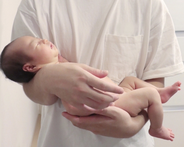 一名新手父親表示，女兒出生沒多久就巧遇強震，便笑說女兒是被認證過的「震妹」。（示意圖，photo-ac）