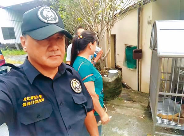 58歲的郭鈺(左)自稱是臥底警察,實際上前科累累,還曾入獄服刑。(翻攝郭男臉書)