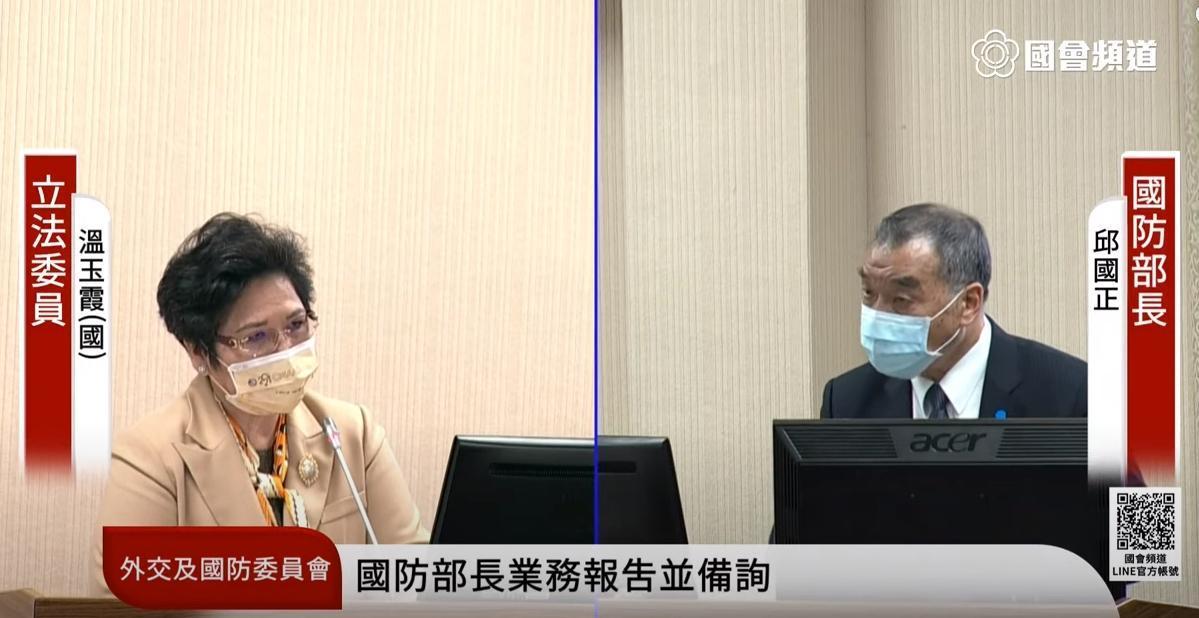 邱國正答覆溫玉霞的提問，直指義務役研擬報告今年一定會有結果。（翻攝自國會頻道YouTube）