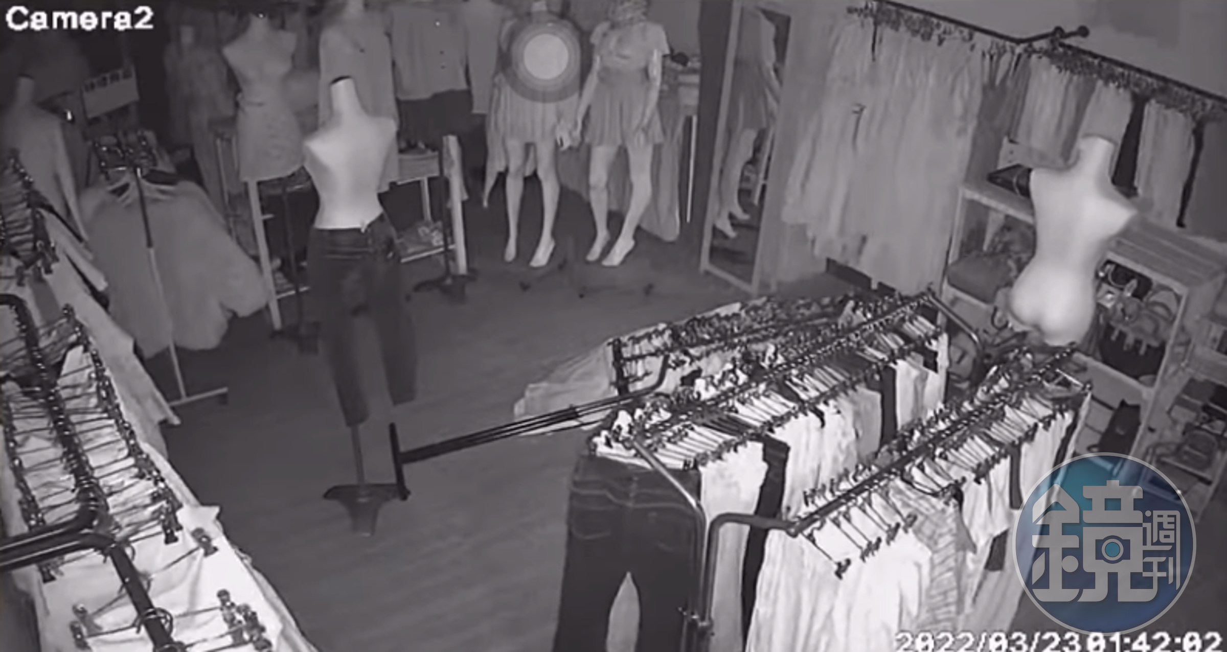 一名女網友貼出今凌晨發生強震，服飾店內的搖晃畫面。（翻攝自花蓮爆料王）