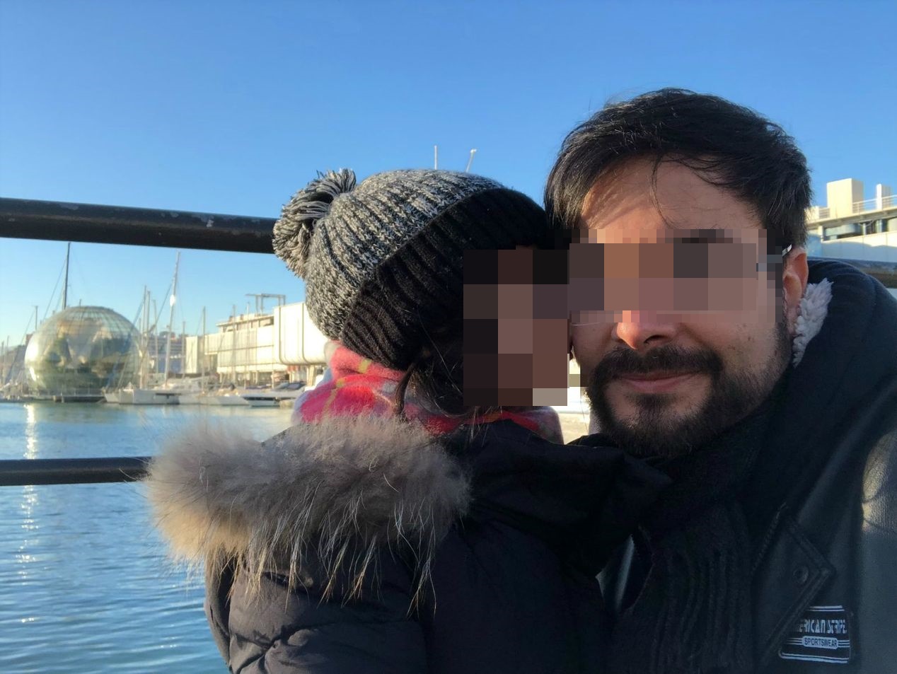 義大利藍男未能如願將女兒帶回，黯然搭機返國。（翻攝畫面）