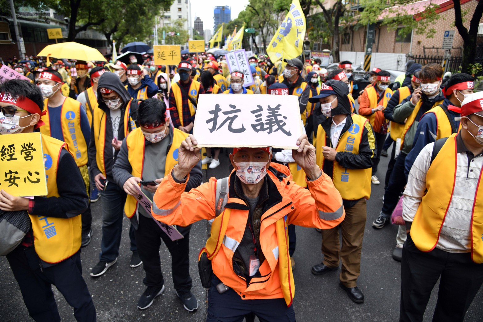 台鐵1,500名員工今走上街頭陳情抗議，表達對於台鐵公司化草案的不滿。