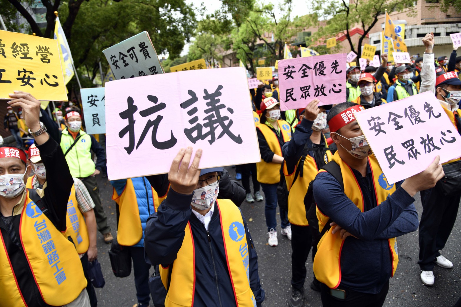 台鐵員工除上街抗議公司化草案,也怒批政府炒地皮。