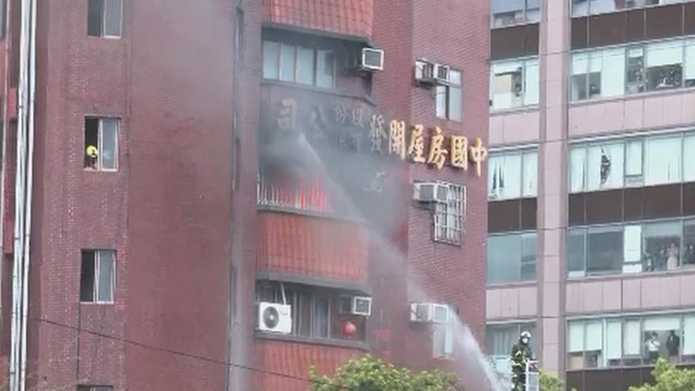 中山北路上一棟12層樓高大樓今早傳出火警，一度冒出濃煙及烈焰。（讀者提供）