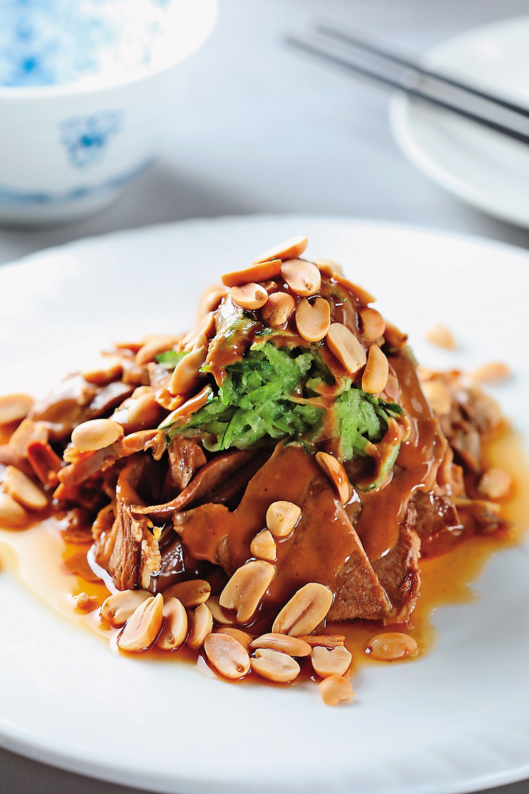 有著鹹香辣多層滋味的「椒麻拌豬舌」，美味又開胃。（450元套餐菜色／人） 