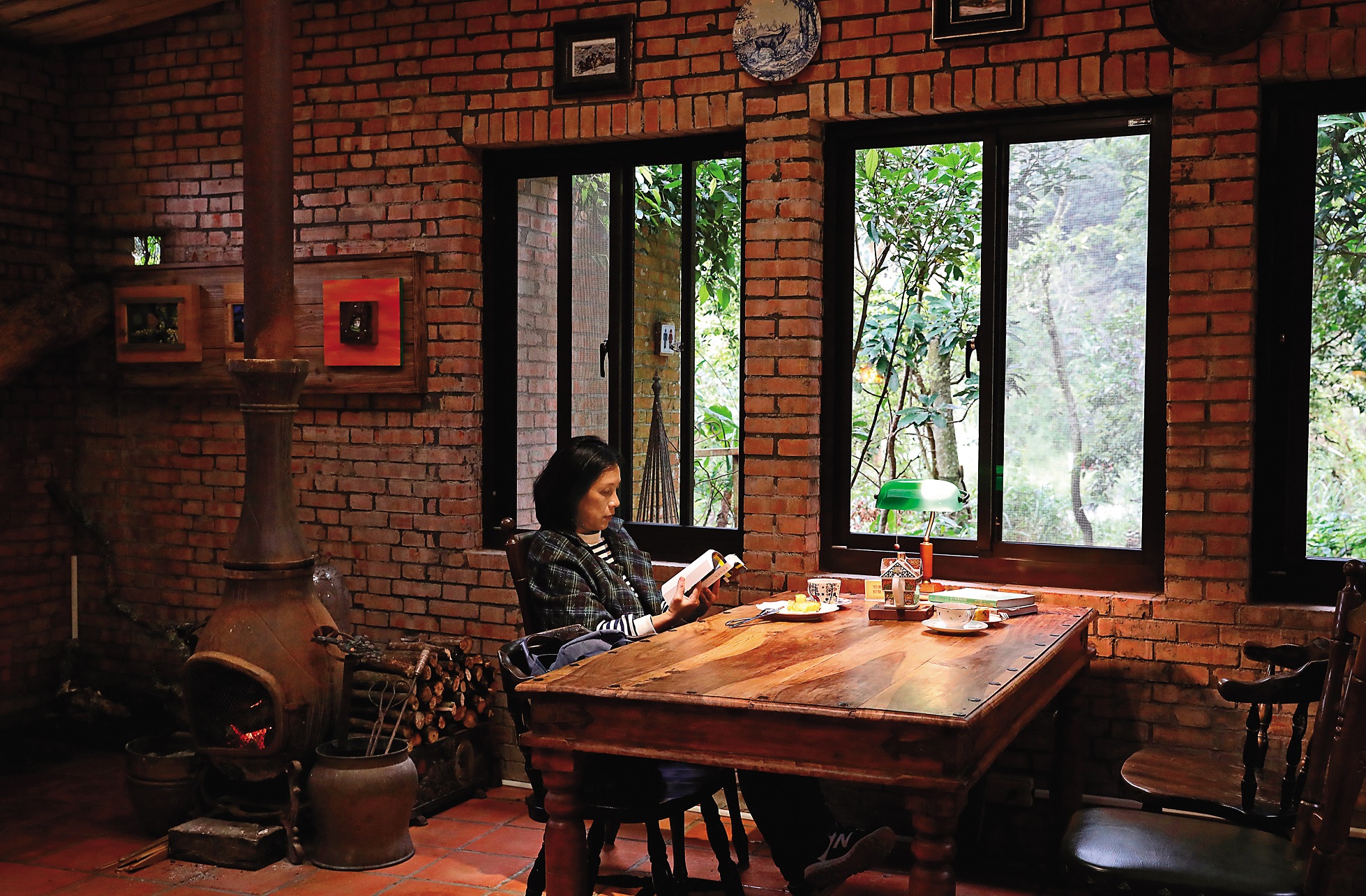 「自然在家書坊」提供旅人一處安靜又舒適的閱讀空間。