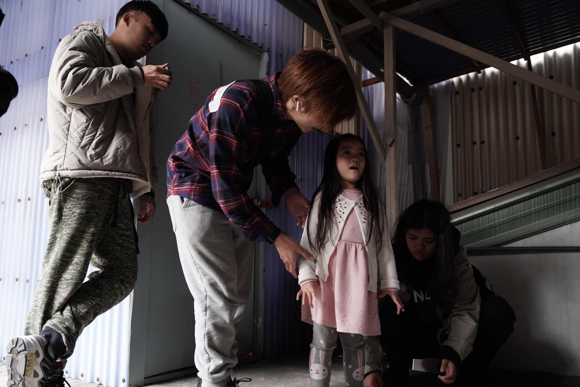 導演柯孟融（中左）指導當時才4歲的黃歆庭（中右）表演。（牽猴子提供）