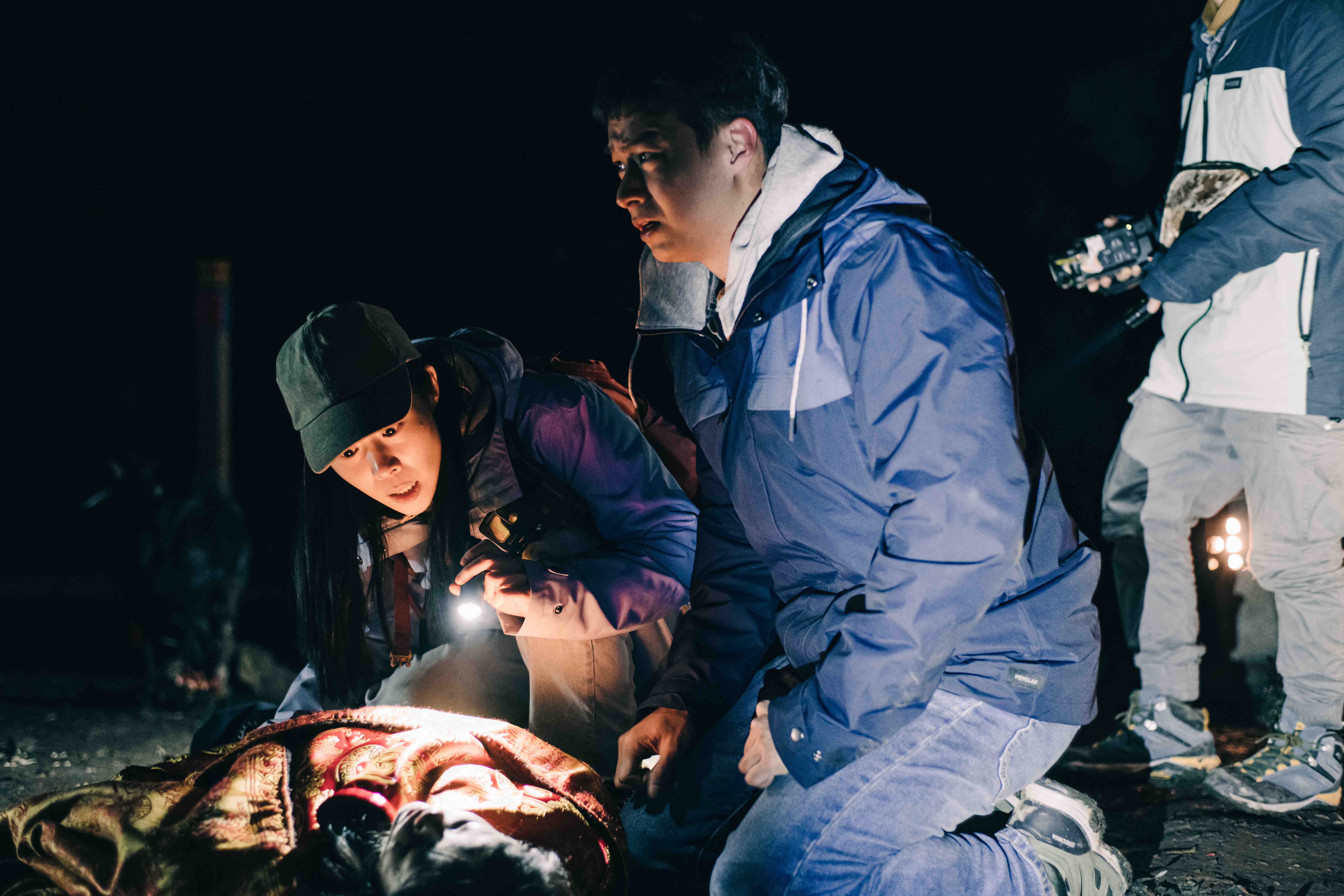 蔡亘晏（左）與林敬倫（中）在片中飾演闖入邪教禁地的探險隊成員。（牽猴子提供）