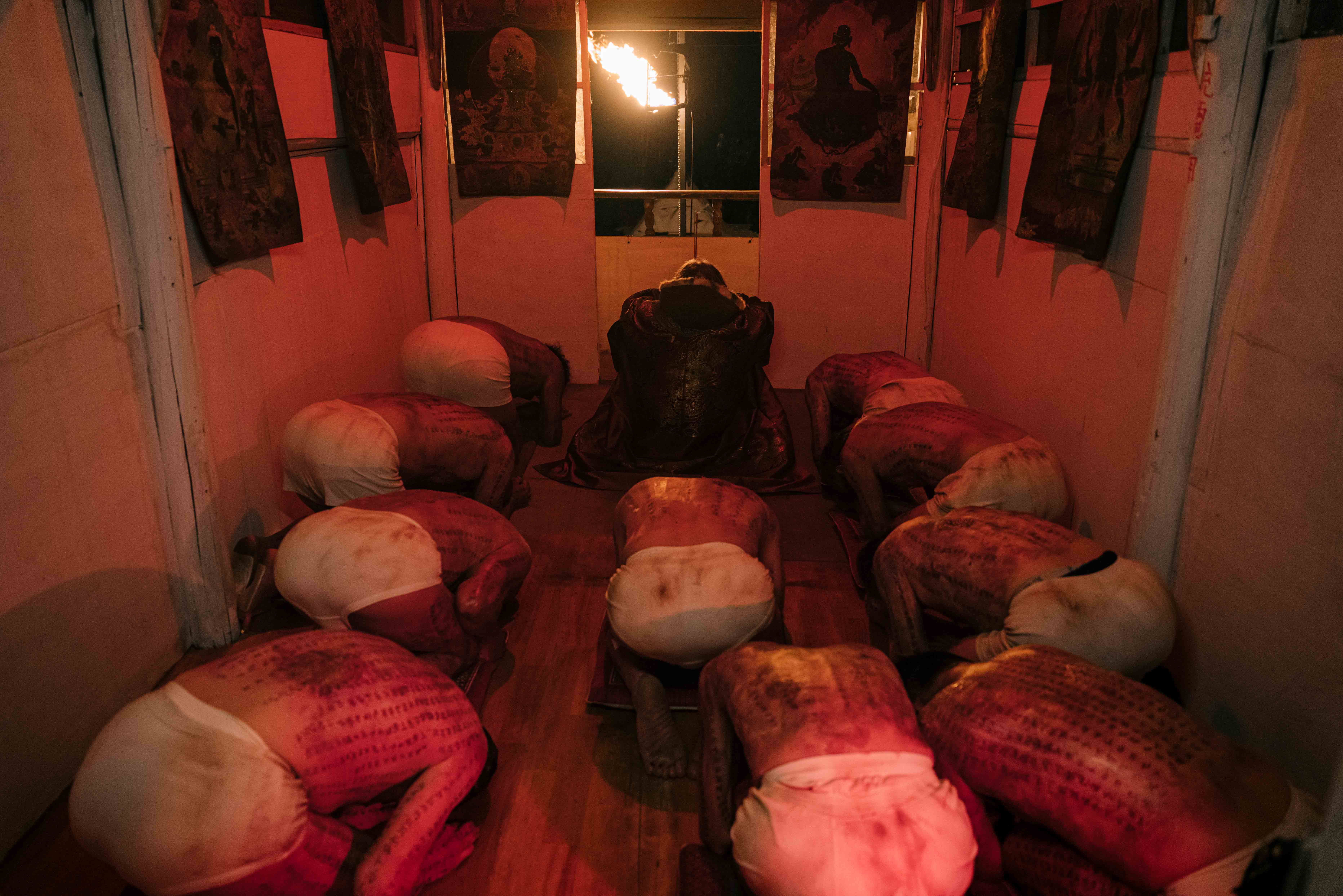 透過美術、燈光等各部門配合，信徒的詭異行徑更為邪氣。（牽猴子提供）