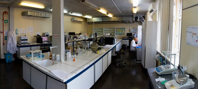 烏克蘭指控，俄軍從車諾比核電廠的實驗室中，奪走高度活躍的樣本與放射性同位素樣本，並將實驗室摧毀。（翻攝自烏克蘭國家禁區管理機構臉書）