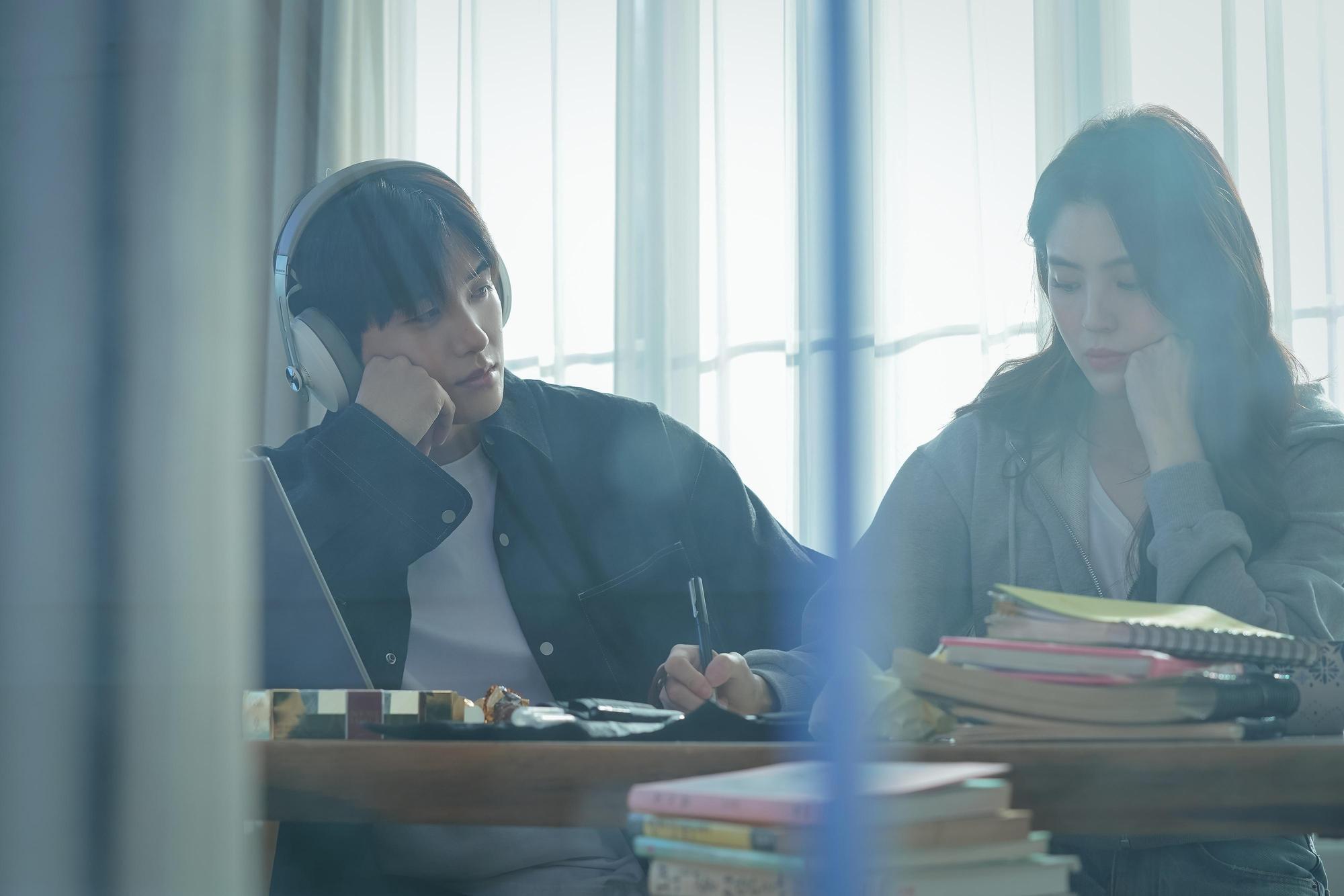 朴炯植（左）與韓韶禧首次合作，劇中兩人因韓韶禧要創作歌曲展開同居，關係也出現了改變。（Disney+提供）
