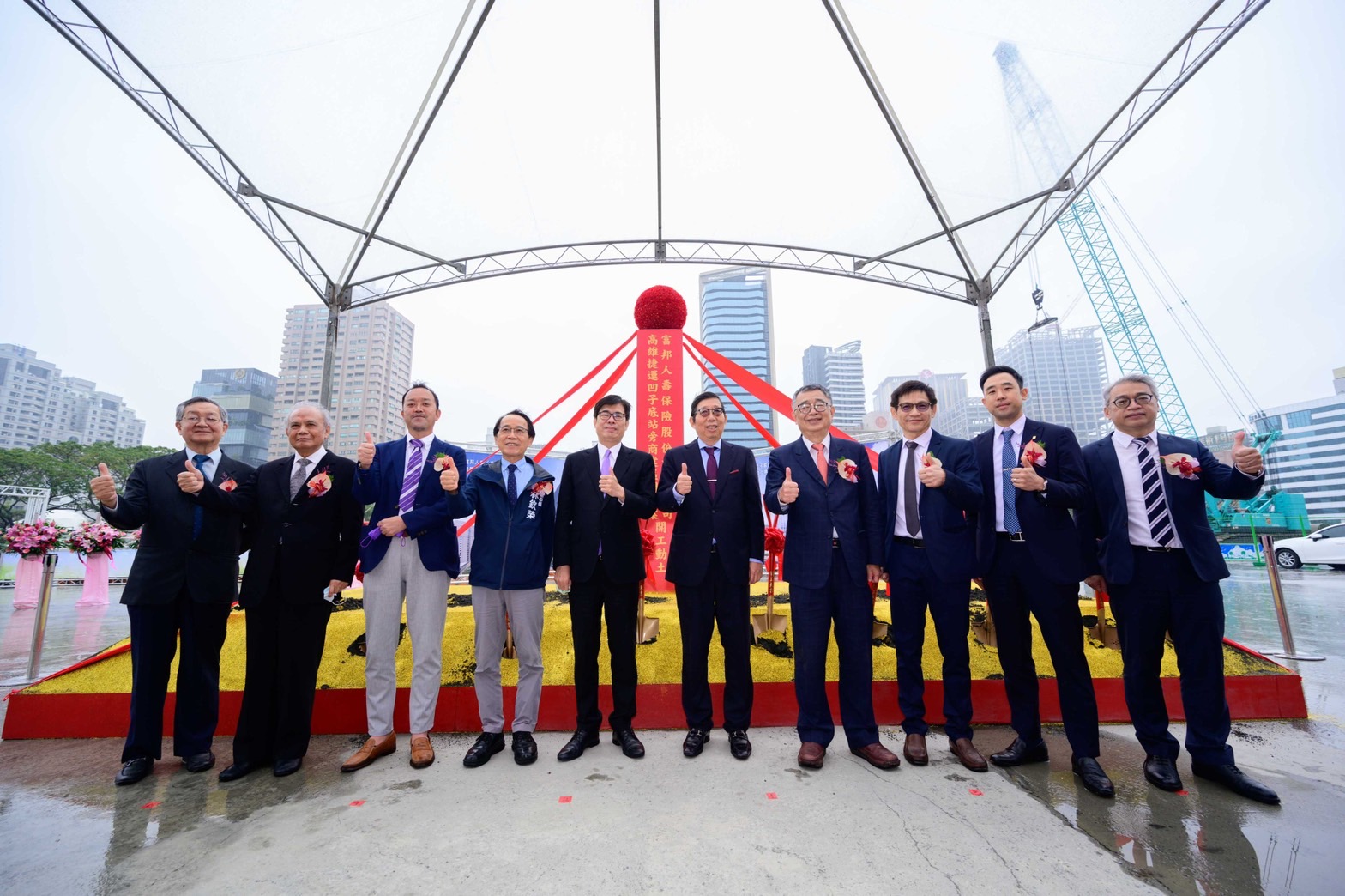 「富邦人壽高雄捷運凹子底站旁商業區開發案」於今（23日）舉行開工動土典禮。（富邦金控提供）