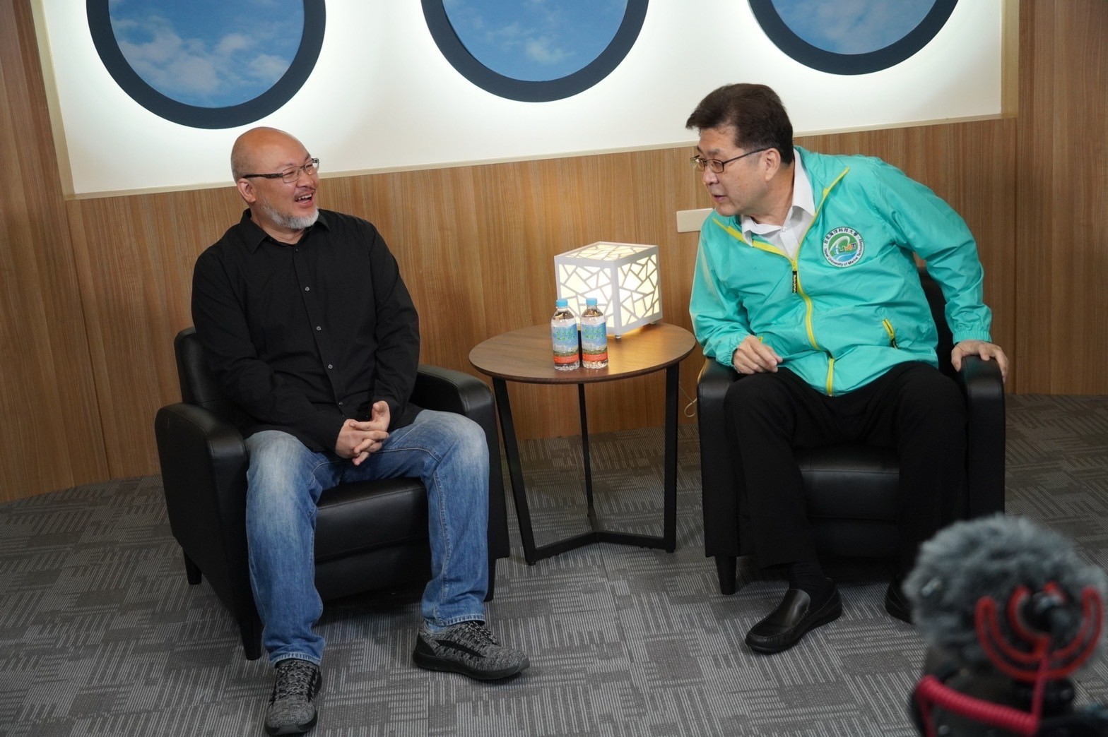 劉亮佐（左）去年受邀擔任台北海大演藝時尚事業管理系主任，董事長林世宗（右）拜託他教演戲，看選票能不能多一點。（台北海大提供）