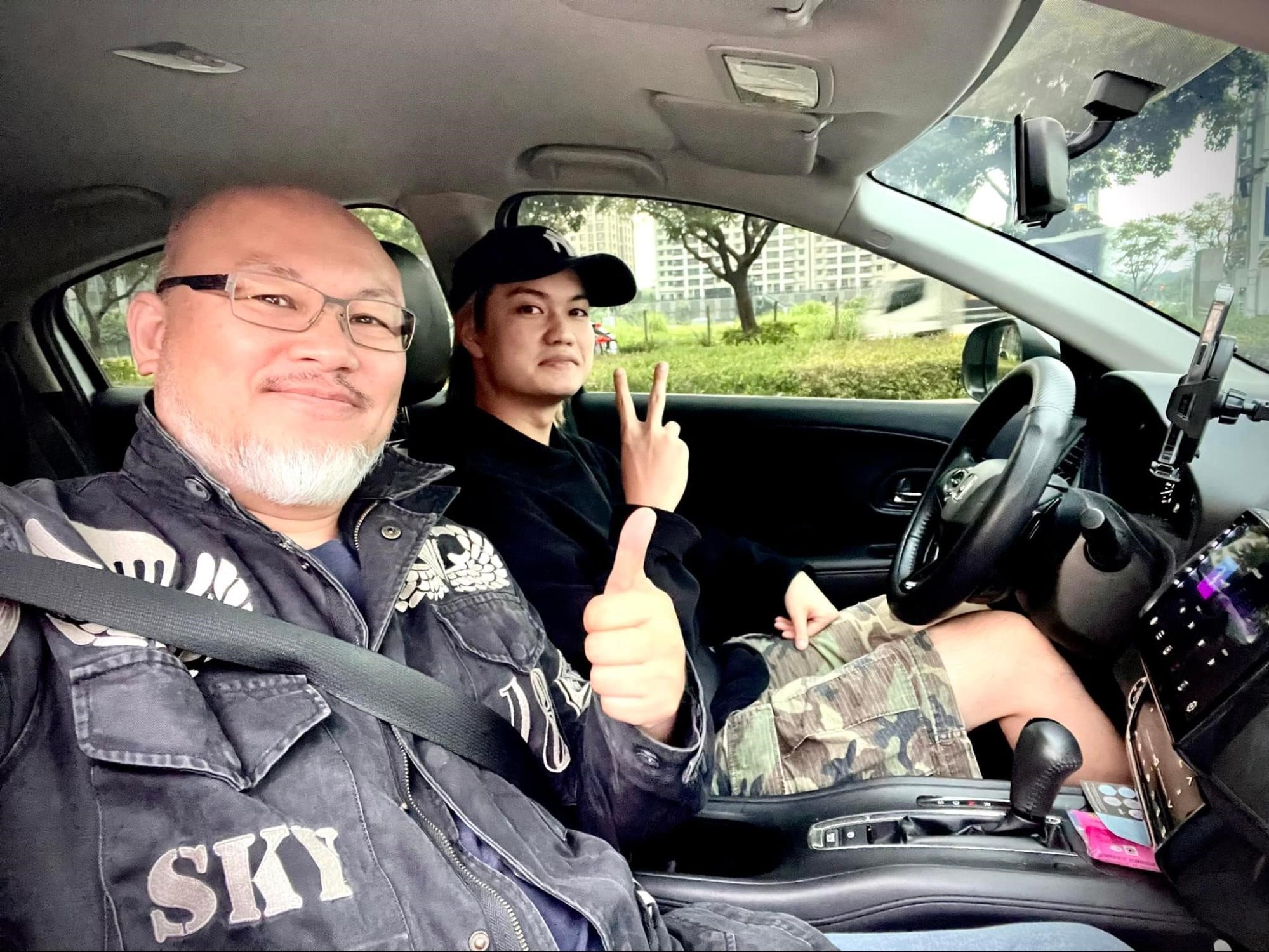 劉亮佐（左）和劉子銓（右）父子倆同在一間學校，下課時兒子都會開車載爸爸一起回家，父子感情超好。（翻攝自劉亮佐臉書）