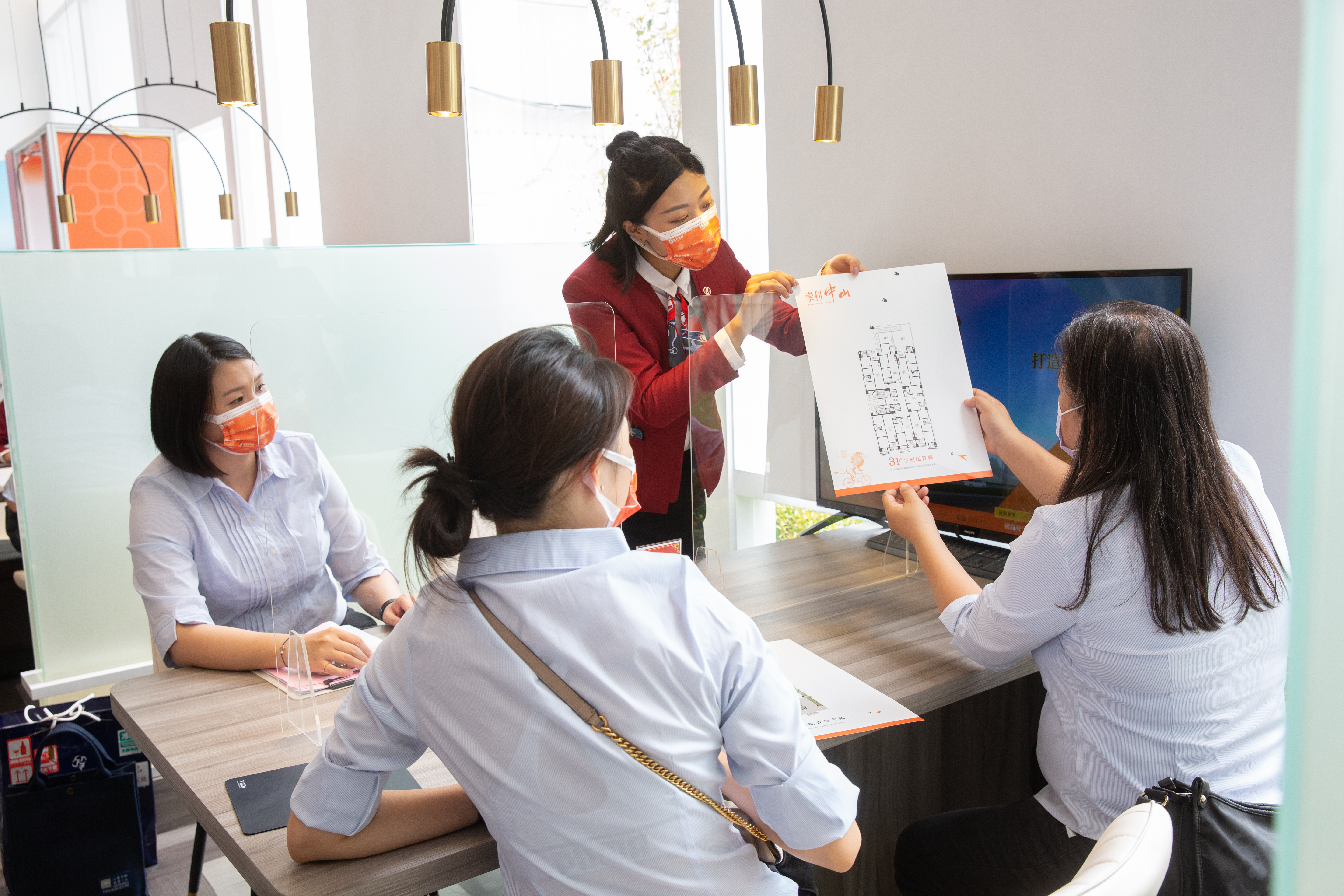 預售屋買賣在完工交屋後，持有時間歸零，得重新起算。