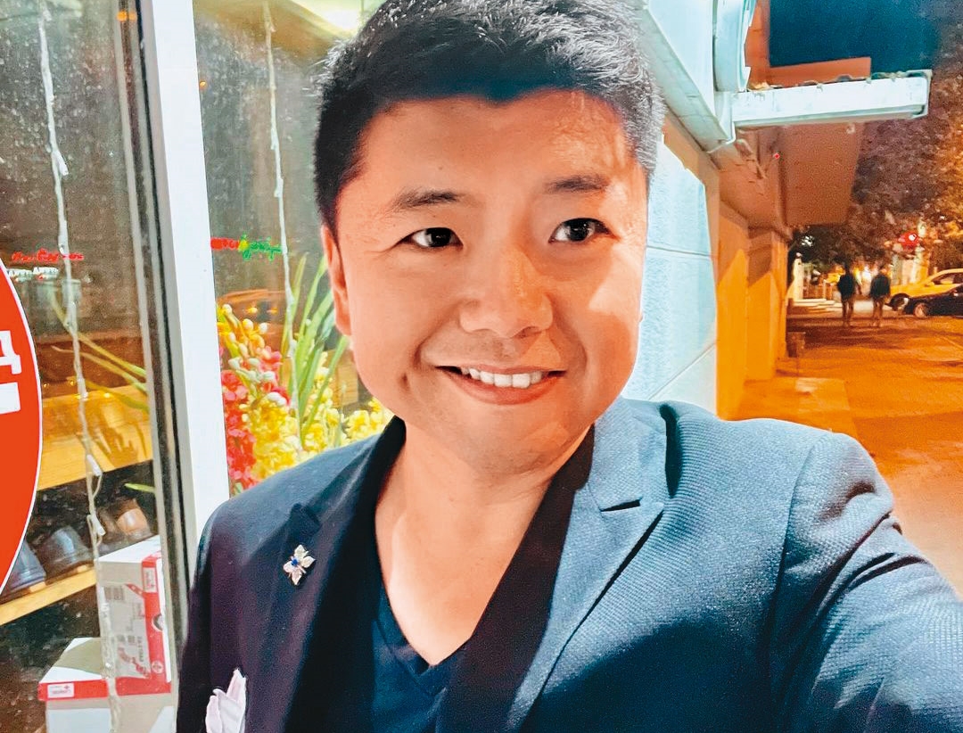 王吉賢每天西裝筆挺，精神抖擻、滿臉笑容地和大家報平安，也分享奧德薩的即時風景。（王吉賢提供）