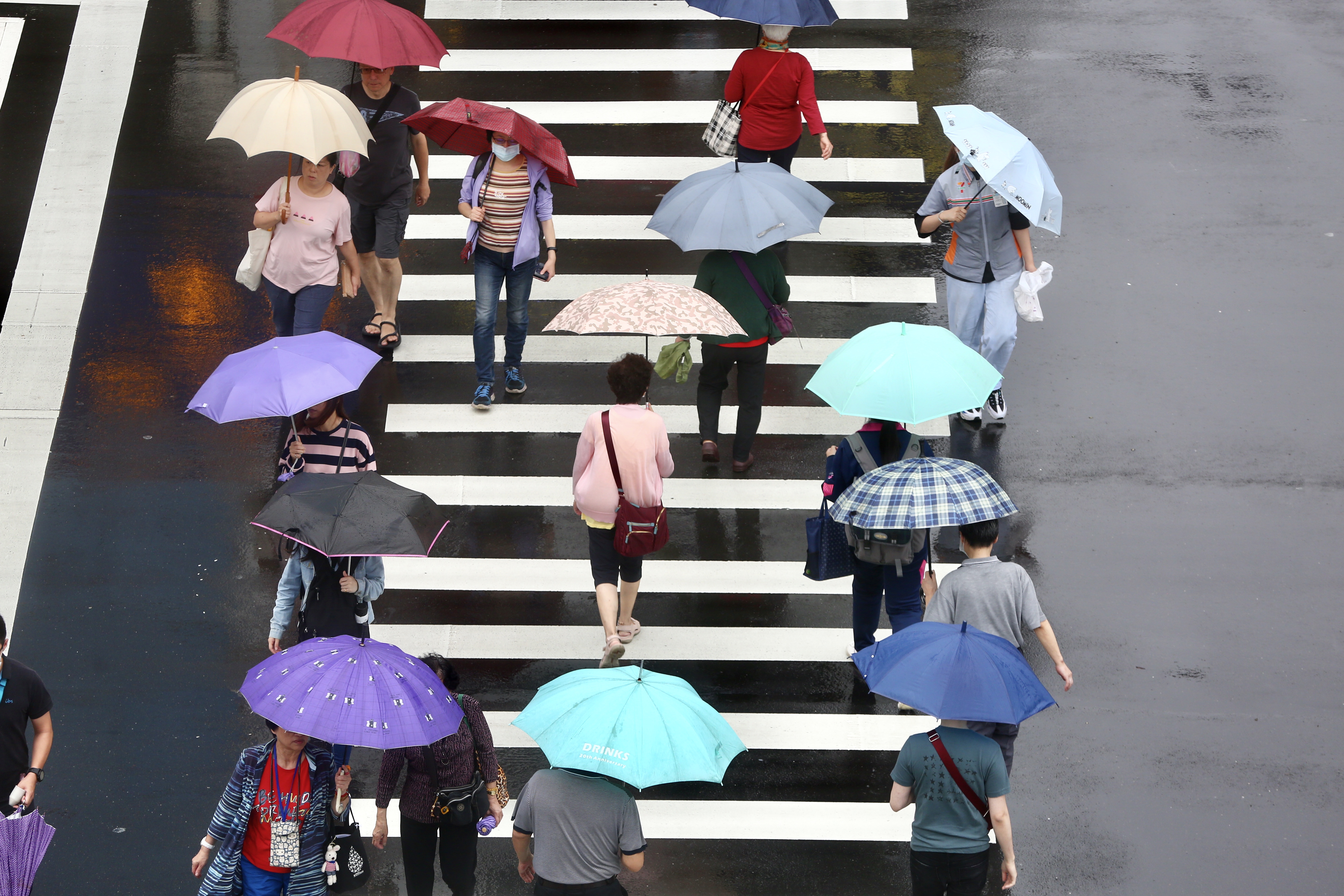 今受華南雲雨區東移影響，水氣偏多，西半部地區降雨機率高。（示意圖，本刊資料照）