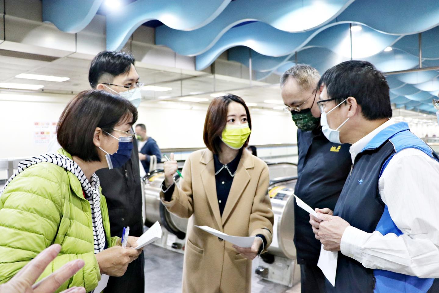 新北市議員戴瑋姍前往新埔站會勘，並提出多項建議，要求北捷檢查1千多座電扶梯的煞車功能。（翻攝戴瑋姍臉書）