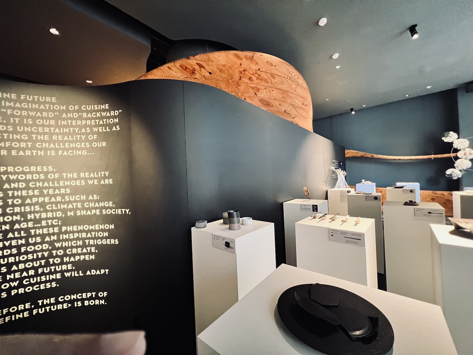 RAW的前廳打造成藝廊，展示Secca製作的前衛作品及由RAW獨家引進的「未來工藝」ARAS系列產品。