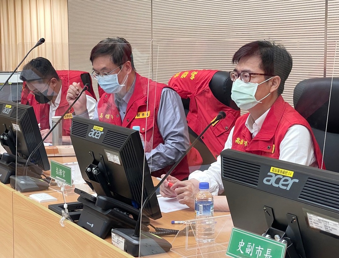 陳其邁取消原定行程，於上午緊急召開記者會說明最新疫情。（翻攝自陳其邁臉書）