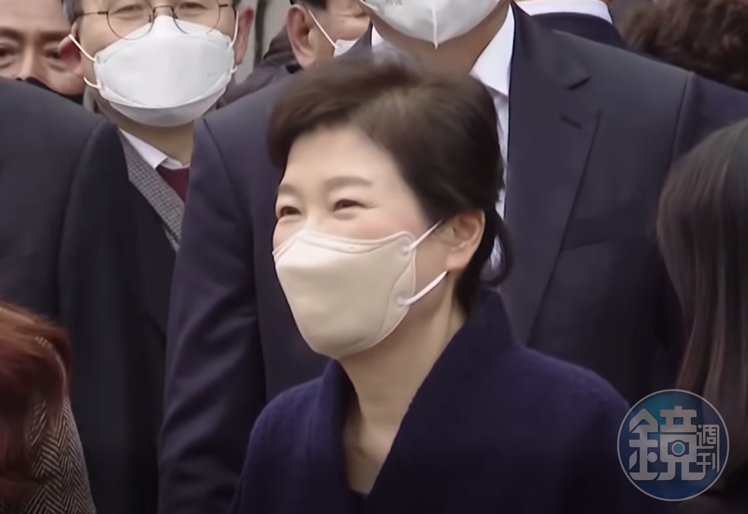 南韓前總統朴槿惠今出院，被問及健康狀況時，滿臉笑容回答自己已恢復許多。（翻攝自 연합뉴스 Yonhapnews YouTube頻道）