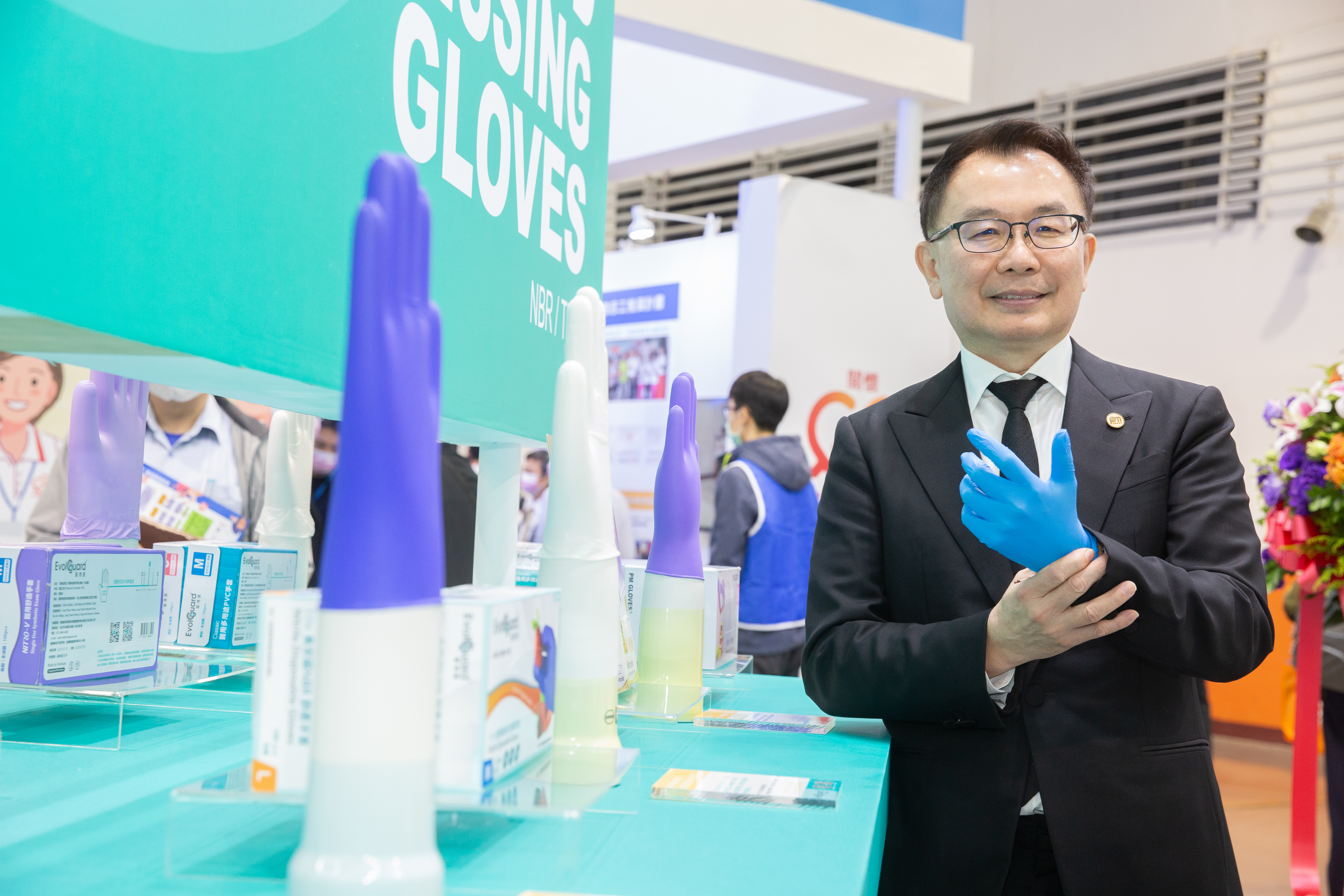 林國堂領軍的禾寶醫材集團是全球前5大PVC手套廠，每年生產逾170億支手套，去年營收突破150億元。
