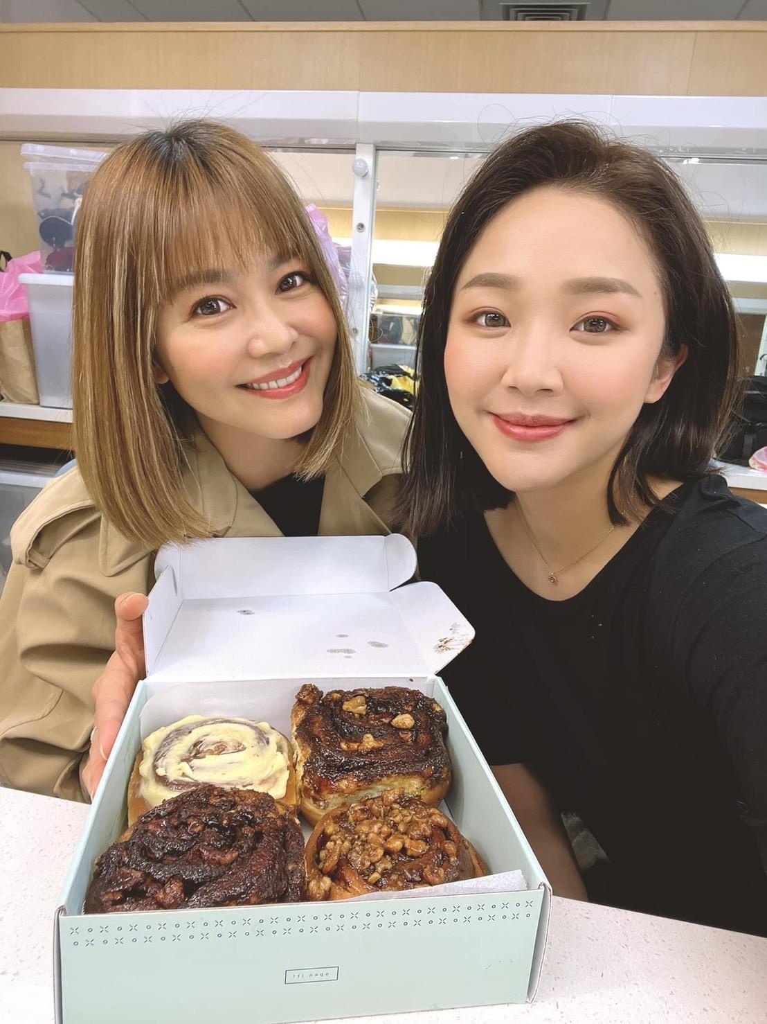 女星張䕒心送肉桂捲給賴慧如，為她拍戲加油喝采。（民視提供）