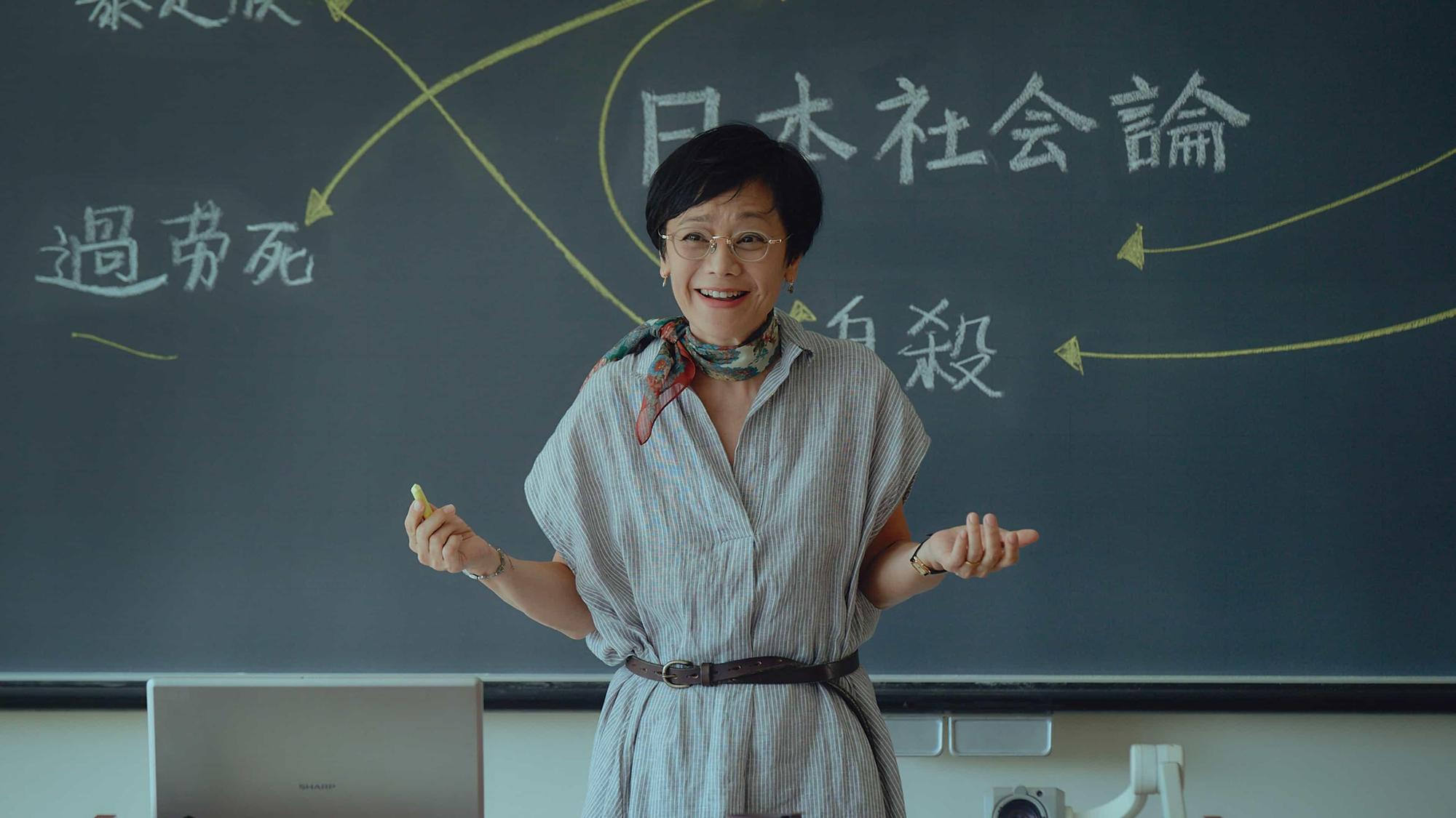 金馬影后張艾嘉在片中飾演與丈夫、女兒分開,獨自在日本工作的莉莉老師。(甲上提供)