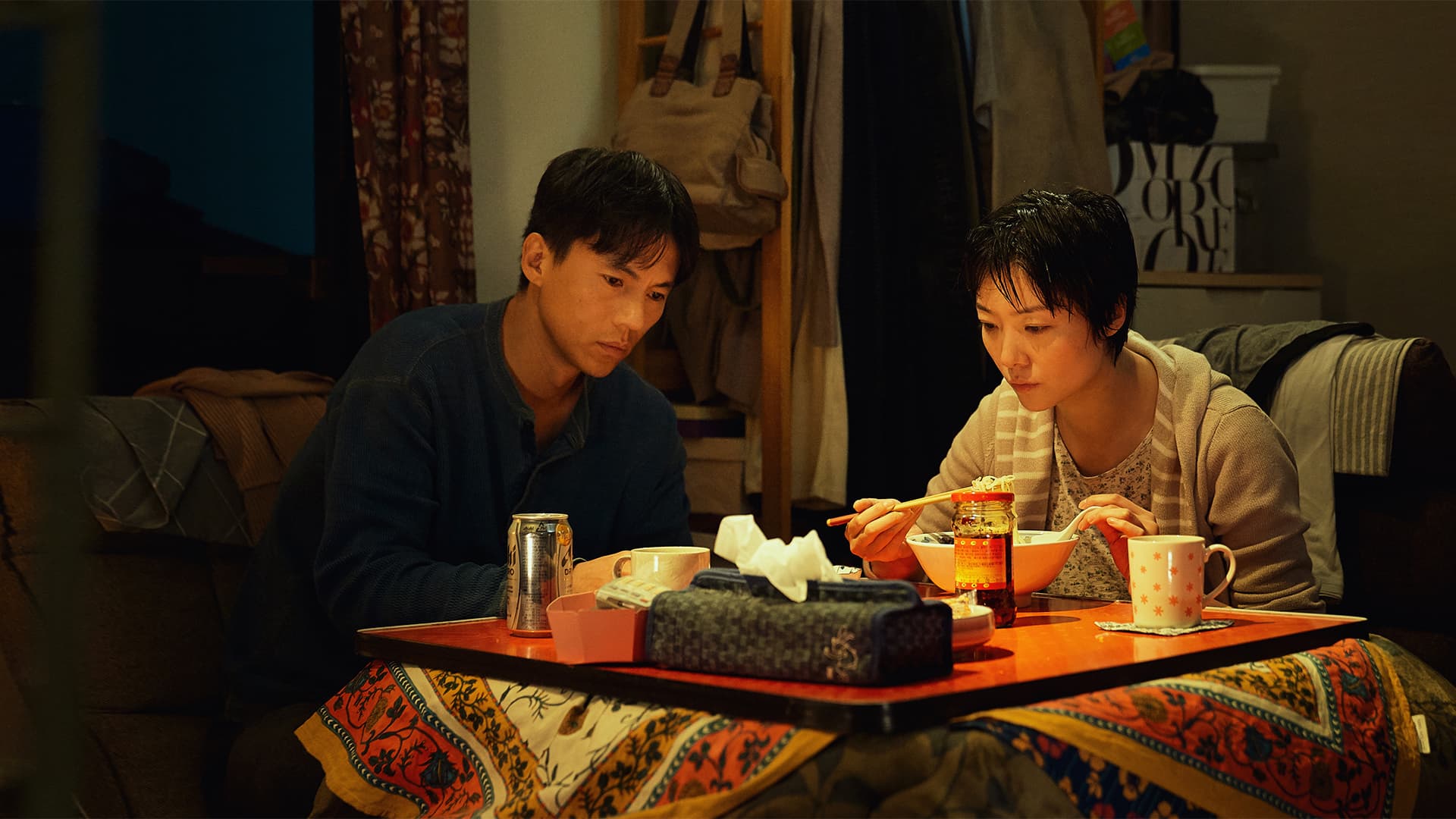 齊溪（右）與宋寧峰（左）飾演在異國工作的男女朋友。（甲上提供）