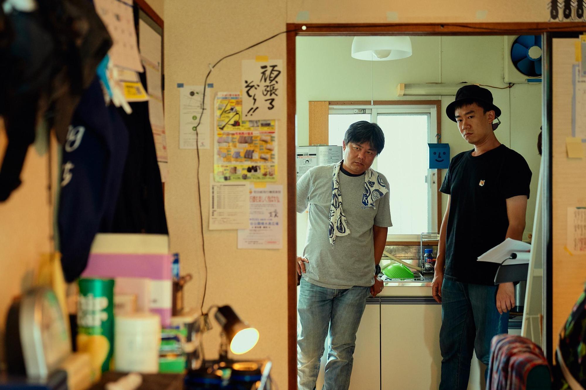 新銳導演李亘（右）與台灣攝影師姚宏易合作拍攝《如果有一天我將會離開你》。（甲上提供）