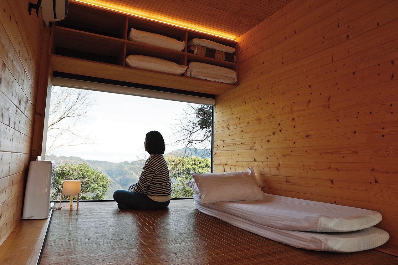 露營小屋裡頭有冷暖氣、枕頭、睡墊、燈，但需自備睡袋。