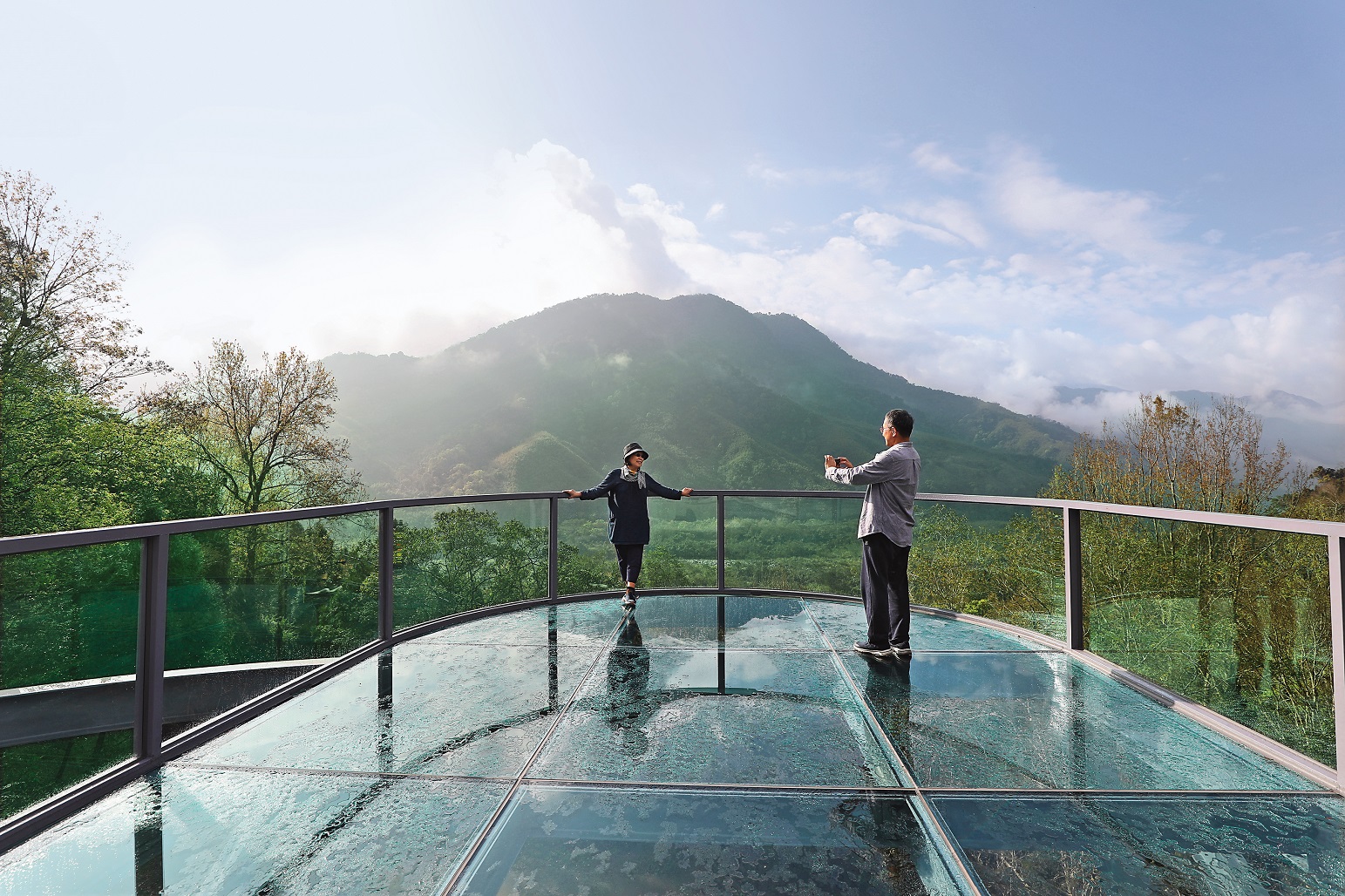 站在「日見森嵐」戶外透明露台上，可飽覽群山和油羅溪美景。
