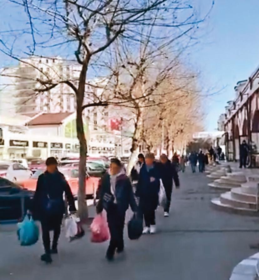王吉賢拍攝的影片裡,人民仍努力維持日常生活的模樣。影片結尾,他忍不住流淚控訴戰火。(翻攝王吉賢YouTube)