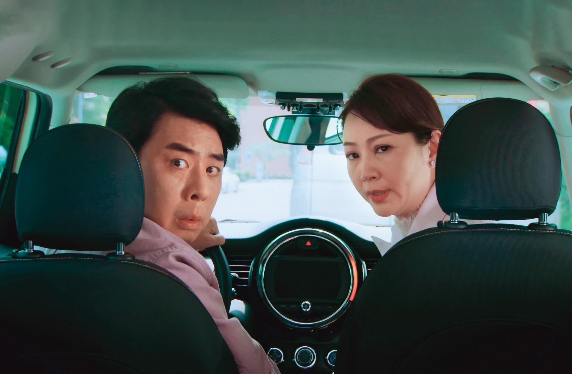 郁方(右)在《婚姻結業式》與梁赫群(左)扮演夫妻,演繹大女人與小丈夫的關係。(華視提供)