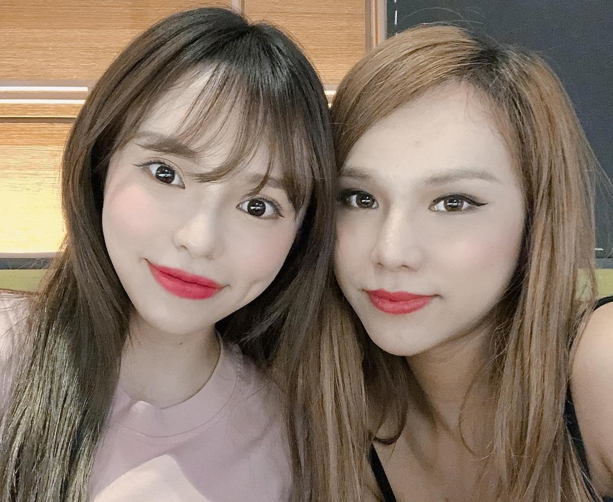 小A辣（右）和斯亞（左）私下是朋友，模樣的確神似。（翻攝自小A辣臉書）