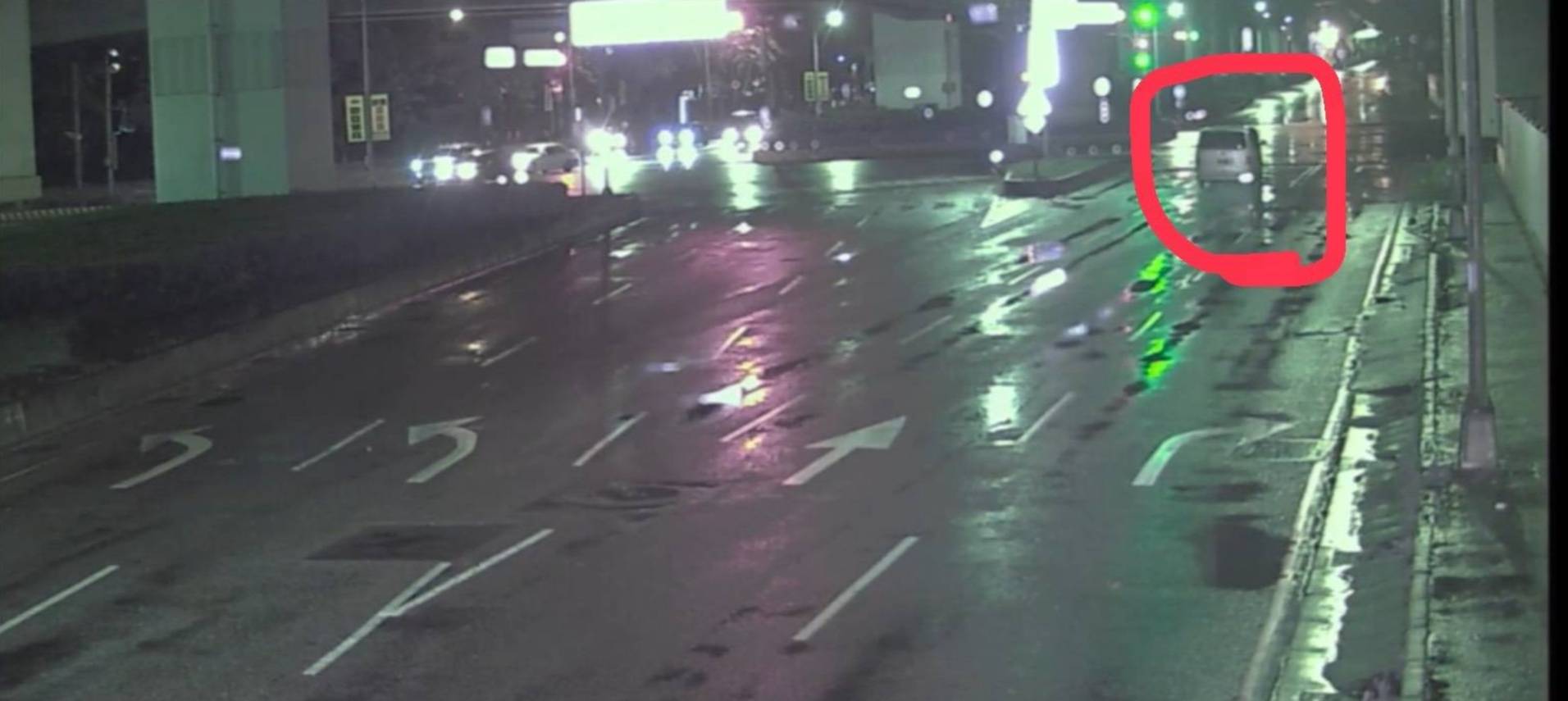 廂型車行經車禍路段。（翻攝畫面）