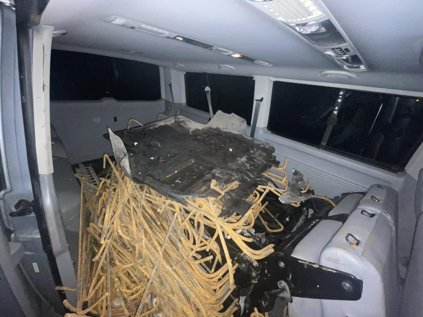 警方在廂型車上發生不明鋼筋。（翻攝畫面）