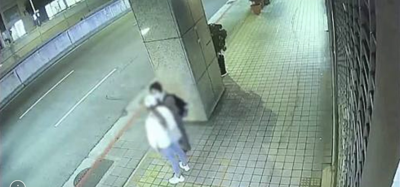 詹男戴假髮男扮女裝，在市府轉運站附近找民眾搭訕借錢。（翻攝畫面）
