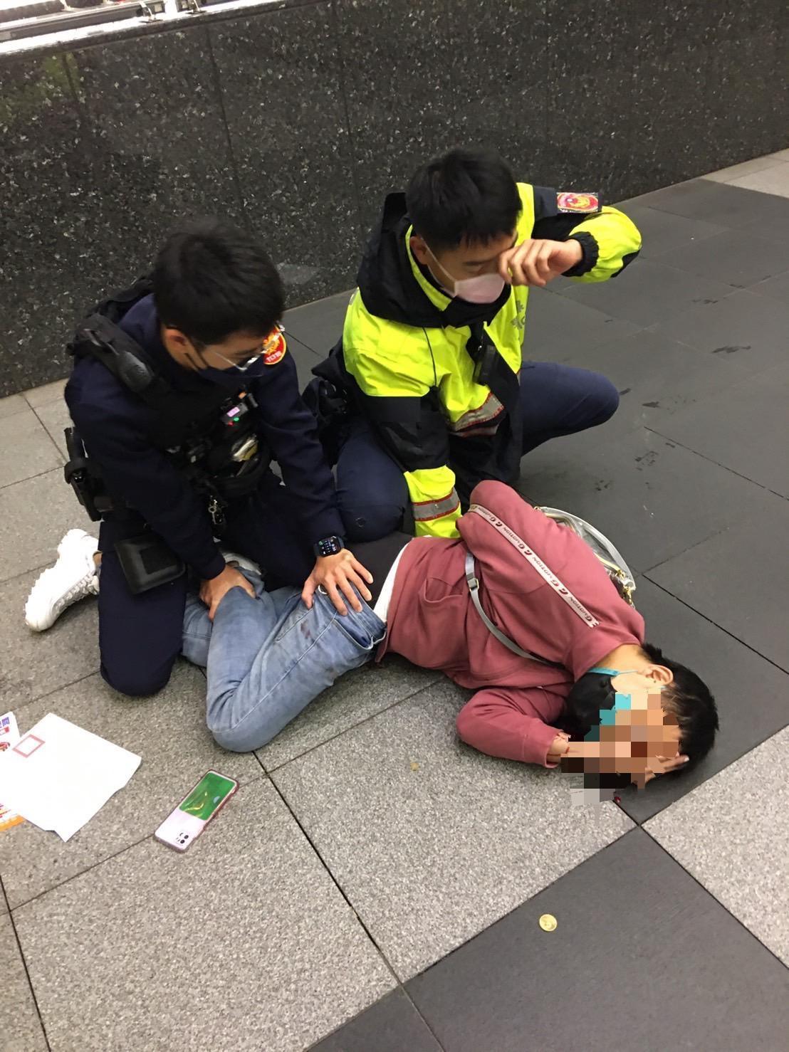 警方持拘票拘捕詹男，將他壓制在地送辦。（翻攝畫面）