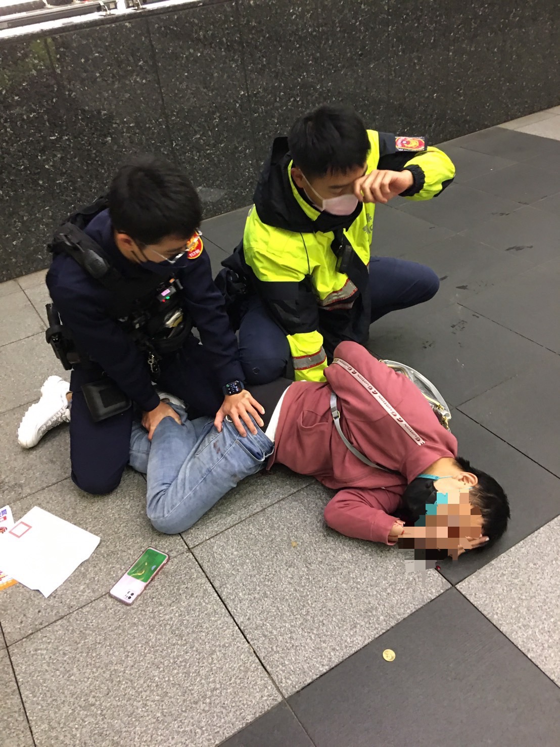 警方持拘票拘捕詹男，將他壓制在地送辦。（翻攝畫面）