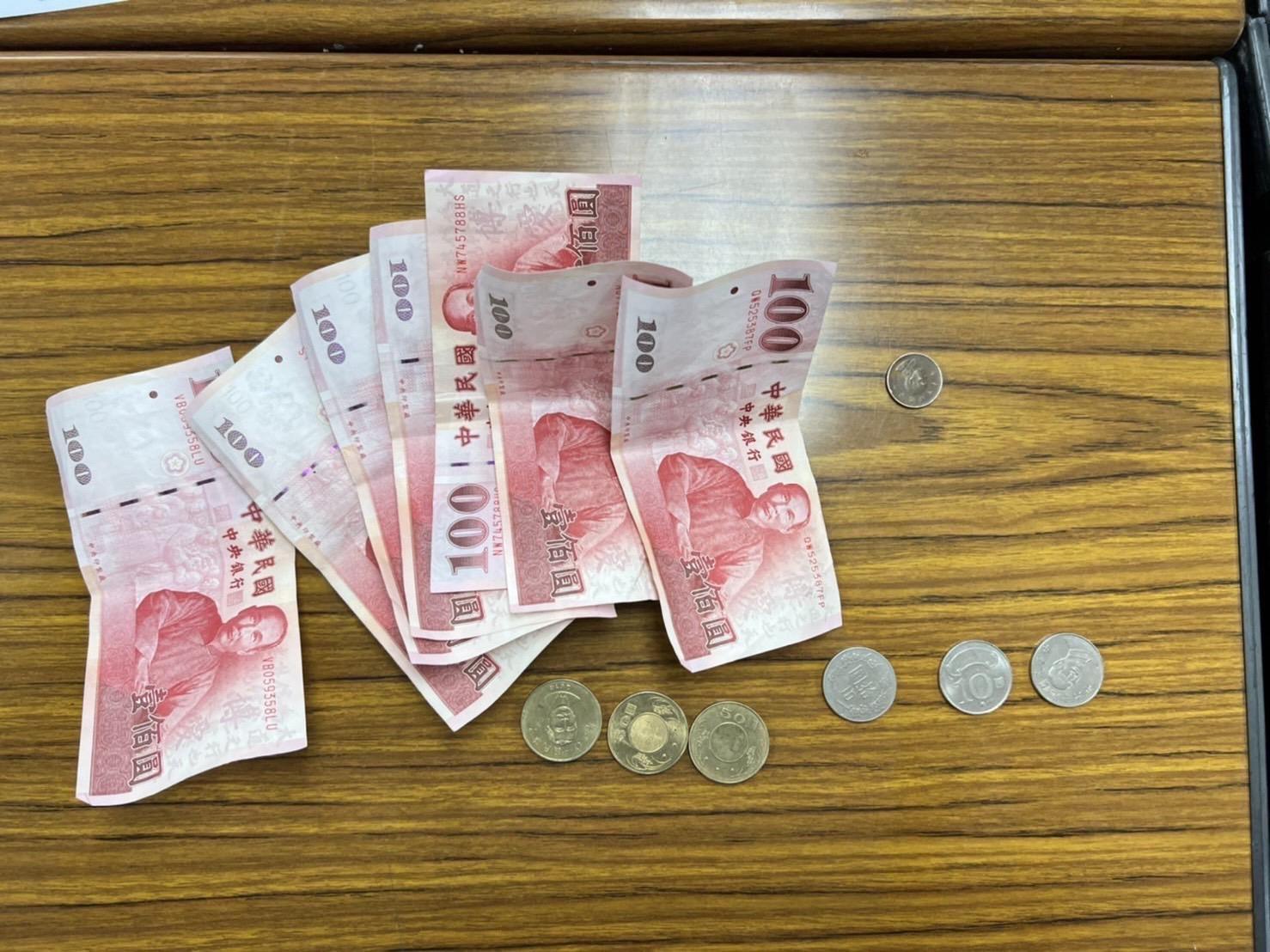 警方查扣詹男詐騙得手現金。（翻攝畫面）