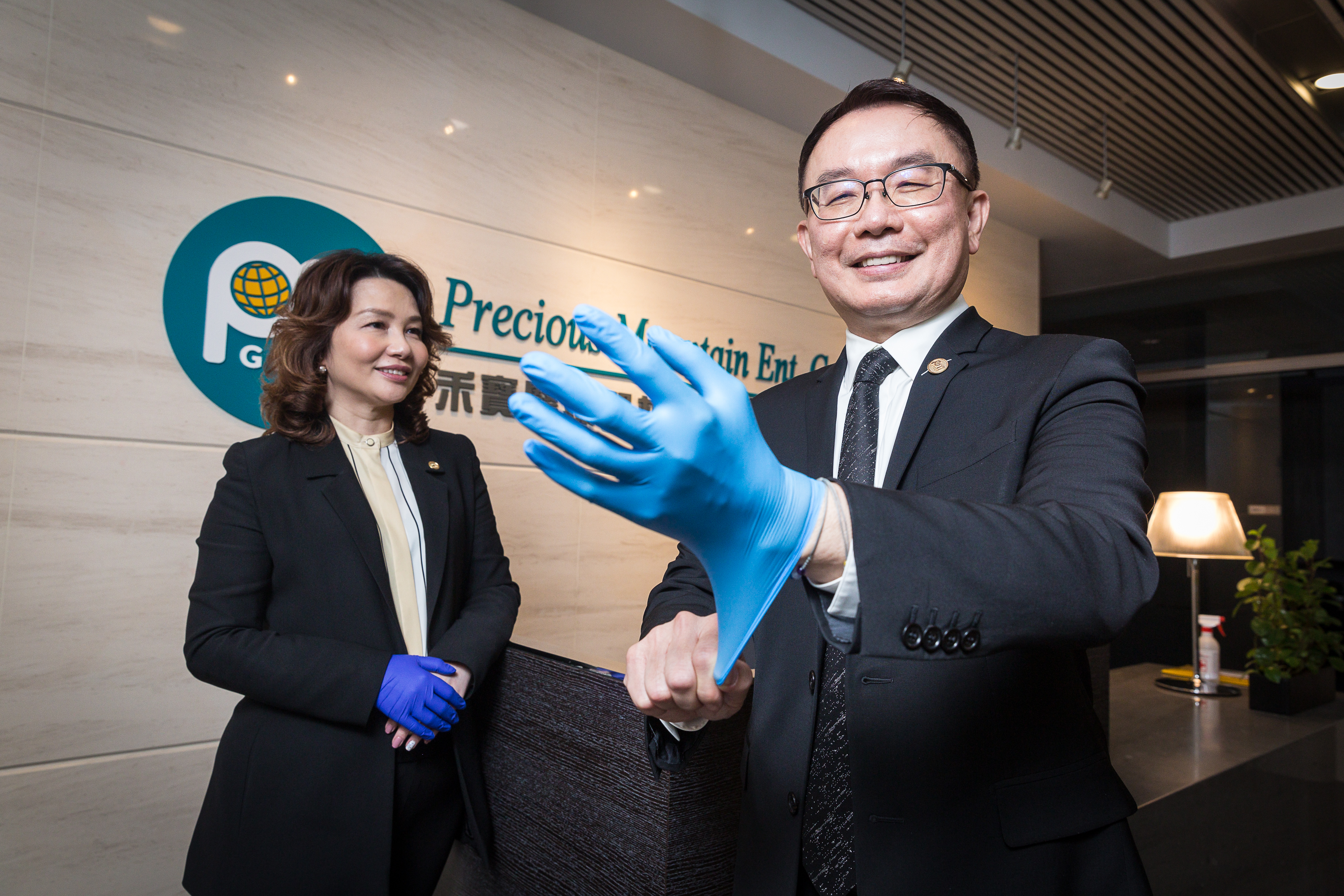 林國堂（右）領軍的禾寶醫材集團是全球前5大PVC手套廠，除了替歐美日品牌代工，擔任總經理的妻子黃薰慧（右）也協助丈夫推自創品牌，希望把高品質手套推向國內醫療市場。