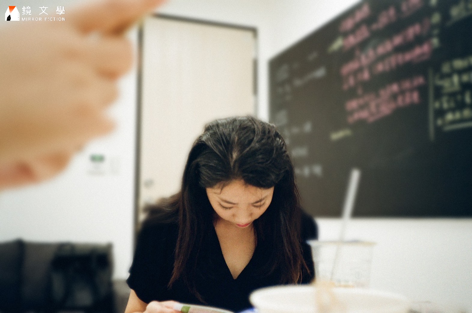 柯映安於2019年4、5月搜集《權力製造》資料,2020年春節前後動筆,寫到2021年才完成。小說前期與編劇團隊經歷一次次的討論,來加強人物動機,是寫《權力製造》面臨的難題之一。(柯映安提供)